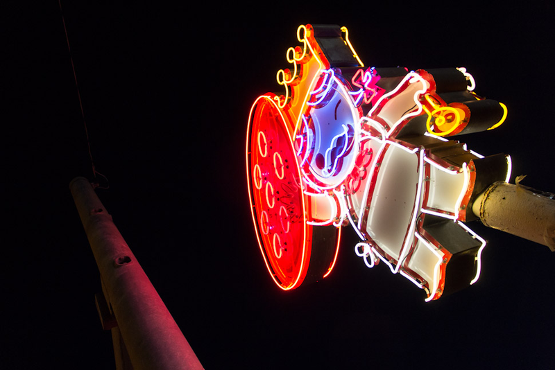 Illustration for article titled 19 Dazzling Photos Of Neon Signs